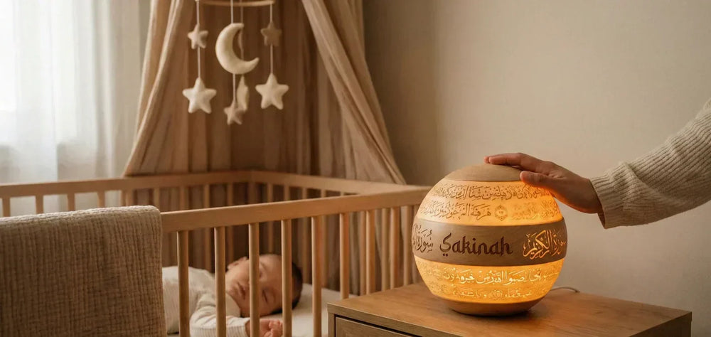 Veilleuse coranique tactile diffusant une lumière ambrée apaisante dans une chambre de bébé pour favoriser le sommeil profond et la Sakinah selon les principes neuro-acoustiques.