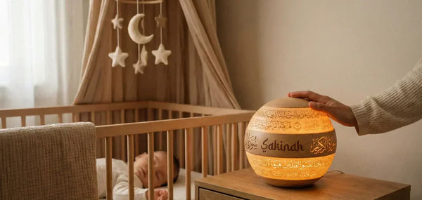 Veilleuse coranique tactile diffusant une lumière ambrée apaisante dans une chambre de bébé pour favoriser le sommeil profond et la Sakinah selon les principes neuro-acoustiques.