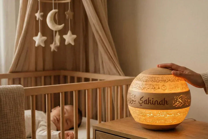 Veilleuse coranique tactile diffusant une lumière ambrée apaisante dans une chambre de bébé pour favoriser le sommeil profond et la Sakinah selon les principes neuro-acoustiques.