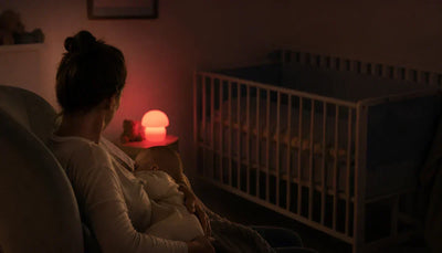 Allaitement et alcool tétée de nuit avec veilleuse rouge maternité et bébé recouché près du lit sécurisé