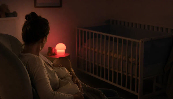Allaitement et alcool tétée de nuit avec veilleuse rouge maternité et bébé recouché près du lit sécurisé