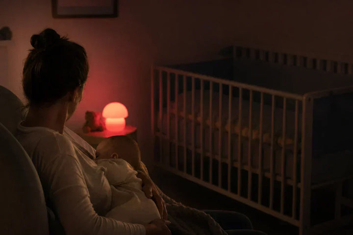 Allaitement et alcool tétée de nuit avec veilleuse rouge maternité et bébé recouché près du lit sécurisé