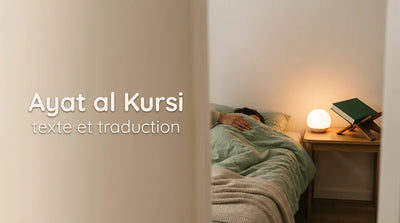 Ayat al Kursi au coucher : chambre d'enfant sous une veilleuse ambrée, une main posée sur la couverture, Tendre Veilleuse