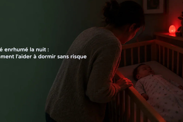 Bébé enrhumé la nuit, parent qui vérifie son bébé couché sur le dos sous une veilleuse rouge, Tendre Veilleuse
