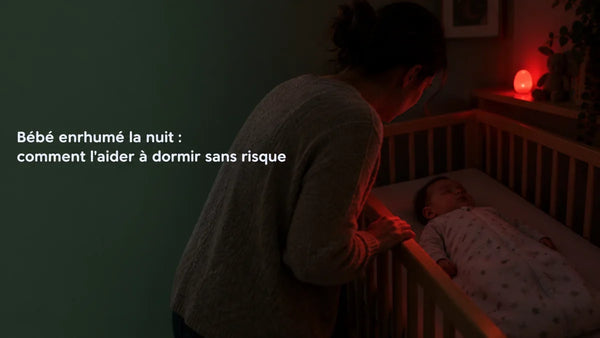 Bébé enrhumé la nuit, parent qui vérifie son bébé couché sur le dos sous une veilleuse rouge, Tendre Veilleuse