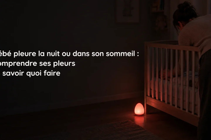 Bébé qui pleure la nuit dans son lit à barreaux, parent penché dans la pénombre près d'une veilleuse rouge, Tendre Veilleuse