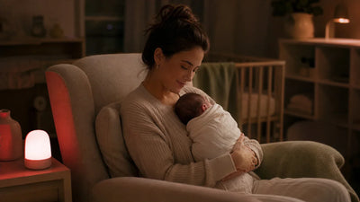 Mère avec nouveau-né la nuit sous lumière rouge douce, tétée nocturne pour soutenir la lactation