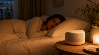 Bruit blanc pour dormir adulte avec machine à bruit blanc sur table de chevet, lumière ambrée et sommeil profond