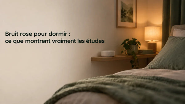 Bruit rose pour dormir : chambre de nuit, machine à bruit sur une étagère à distance de l'oreiller – Tendre Veilleuse