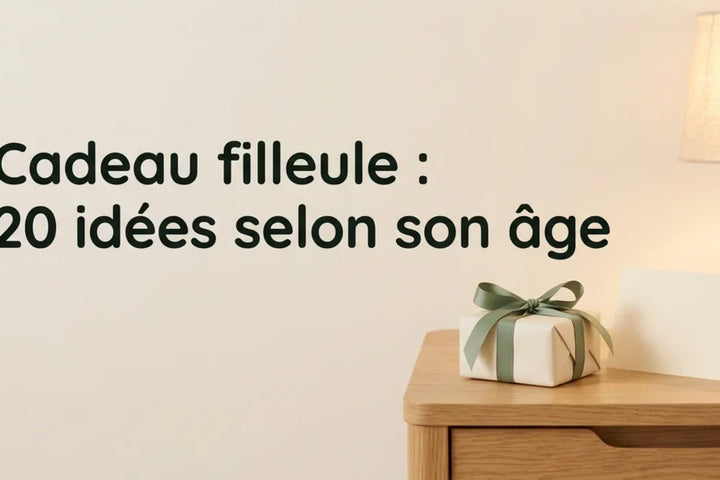 Cadeau pour sa filleule emballé d'un ruban vert sur une table de chevet en bois, lumière douce du soir — Tendre Veilleuse