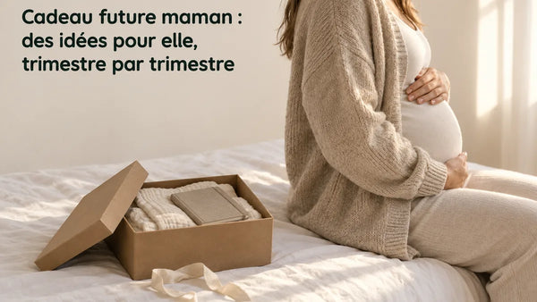 Cadeau future maman : femme enceinte assise sur un lit, coffret ouvert avec plaid et carnet, Tendre Veilleuse