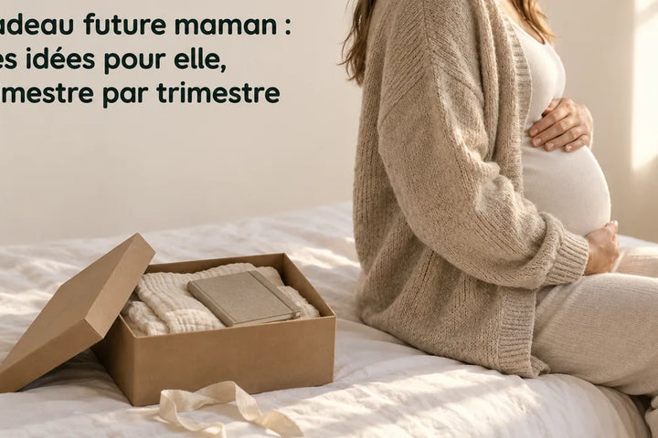 Cadeau future maman : femme enceinte assise sur un lit, coffret ouvert avec plaid et carnet, Tendre Veilleuse