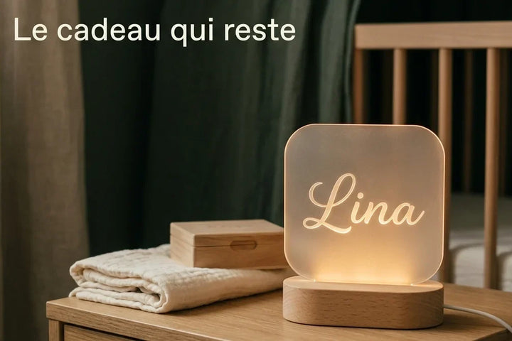 Veilleuse personnalisée au prénom gravé posée dans une chambre de bébé, cadeau de naissance d'une marraine à sa filleule — Tendre Veilleuse