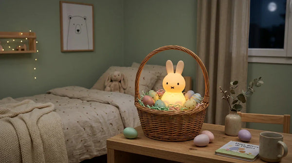 Panier de Pâques sur une table de chevet contenant une veilleuse lapin en silicone lumineux à la place du traditionnel chocolat.