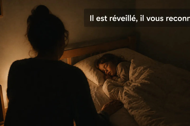 Cauchemar enfant, parent assis au bord du lit qui rassure la nuit à la veilleuse — Tendre Veilleuse