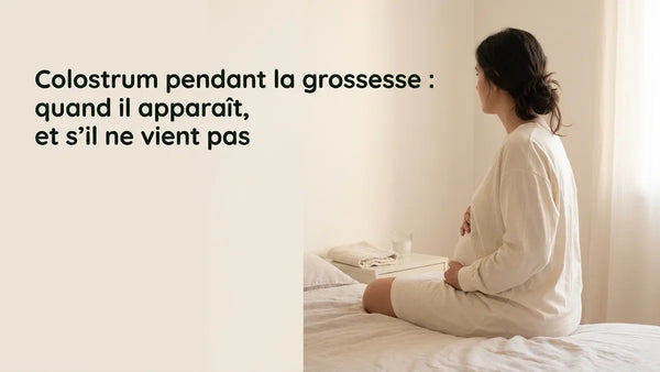 Colostrum pendant la grossesse : femme en fin de grossesse assise au bord du lit, main sur le ventre, Tendre Veilleuse