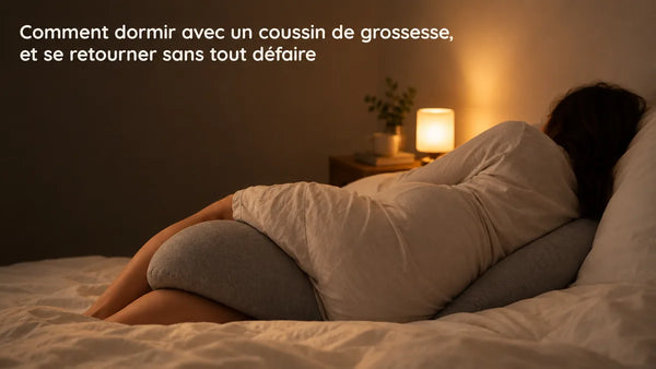 Comment dormir avec un coussin de grossesse : femme allongée sur le côté, coussin entre les genoux, Tendre Veilleuse