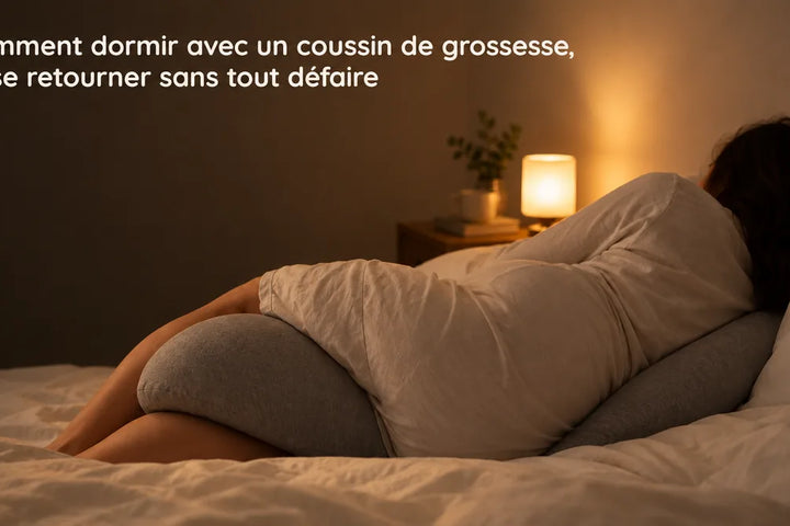 Comment dormir avec un coussin de grossesse : femme allongée sur le côté, coussin entre les genoux, Tendre Veilleuse