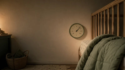 Chambre de bébé la nuit, thermomètre mural à hauteur du lit et gigoteuse sur le barreau