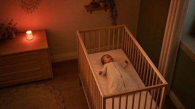 Crise des 8 mois : bébé éveillé sur le dos dans un lit dégagé, veilleuse rouge hors du lit, Tendre Veilleuse.