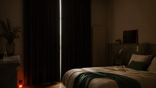 Chambre occultée en plein jour avec veilleuse lumière rouge posée au sol, protocole de sommeil diurne pour travailleur de nuit
