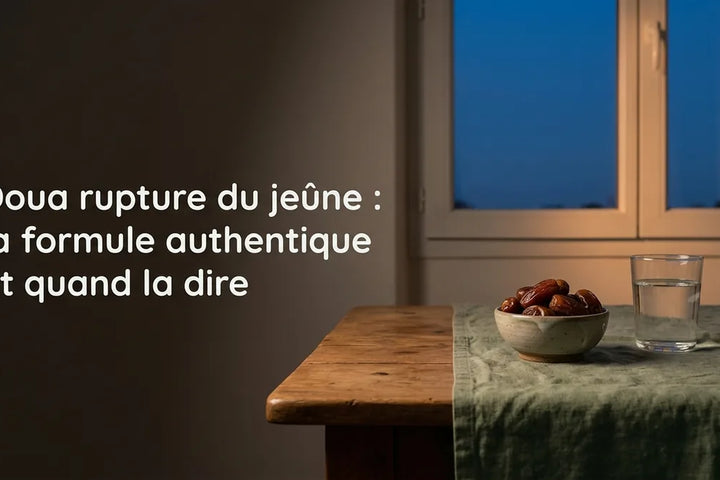 Bol de dattes fraîches et verre d'eau sur une table en bois près d'une fenêtre au crépuscule, à l'heure de l'iftar