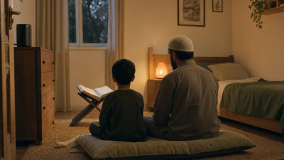 Écouter le Coran avant de dormir, parent et enfant réunis dans une chambre calme, Tendre Veilleuse