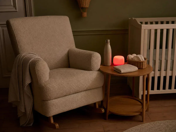 Fauteuil allaitement coin tetee de nuit avec veilleuse rouge sur table bebe, berceau securise et accessoires maternite Tendre Veilleuse