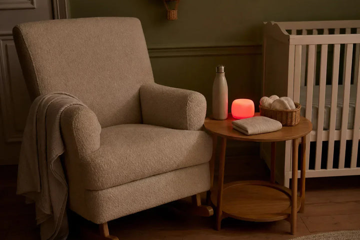 Fauteuil allaitement coin tetee de nuit avec veilleuse rouge sur table bebe, berceau securise et accessoires maternite Tendre Veilleuse