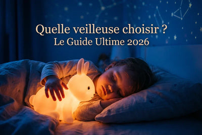 alt="Enfant dormant paisiblement avec une veilleuse lapin en silicone. Couverture du guide 2026 sur le choix des veilleuses (Approche Montessori et protection de la mélatonine)."