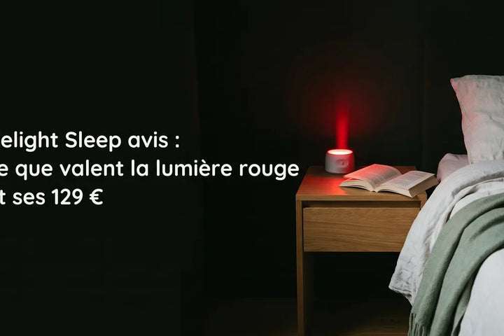 Helight Sleep avis, petite lampe à lumière rouge sur une table de chevet près d'un livre ouvert, Tendre Veilleuse