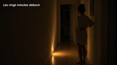 Insomnie de grossesse : femme enceinte debout la nuit dans un couloir éclairé par une lumière basse — Tendre Veilleuse