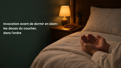 Invocation avant de dormir : mains ouvertes jointes au-dessus d'un lit, chapelet et lampe chaude, Tendre Veilleuse