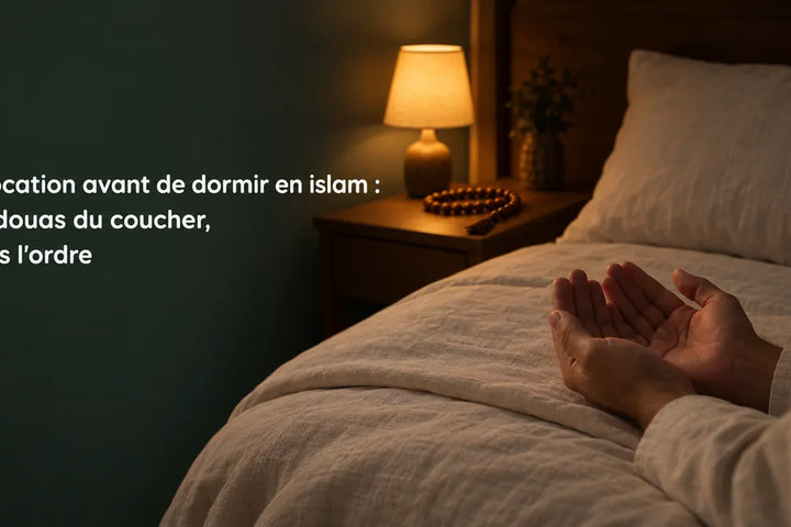 Invocation avant de dormir : mains ouvertes jointes au-dessus d'un lit, chapelet et lampe chaude, Tendre Veilleuse