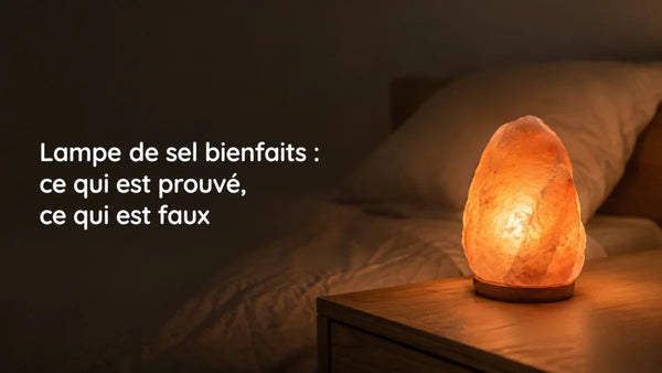 Lampe de sel de l'Himalaya allumée le soir sur une table de chevet en bois, lumière ambrée tamisée – Tendre Veilleuse