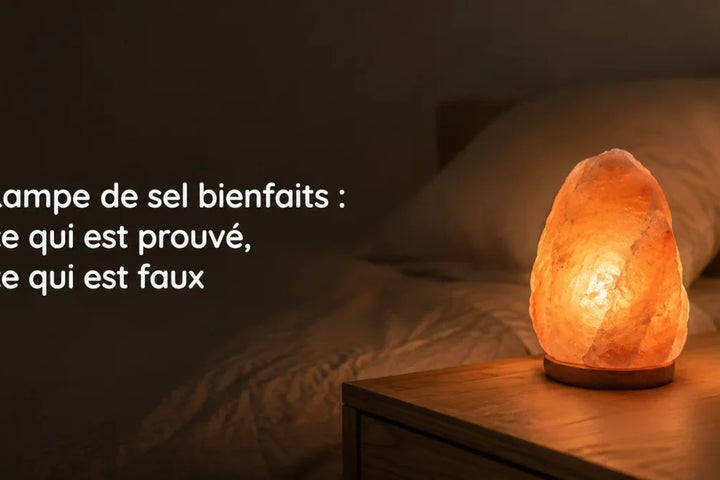 Lampe de sel de l'Himalaya allumée le soir sur une table de chevet en bois, lumière ambrée tamisée – Tendre Veilleuse