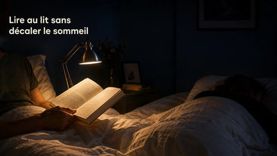 Lampe pour lire au lit éclairant seulement la page d'un livre, dormeur voisin dans l'ombre — Tendre Veilleuse