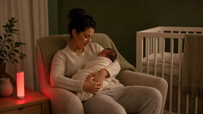 Mastite allaitement et tetee de nuit avec maman tenant un nouveau-ne pres d une veilleuse rouge 670 nm en chambre bebe