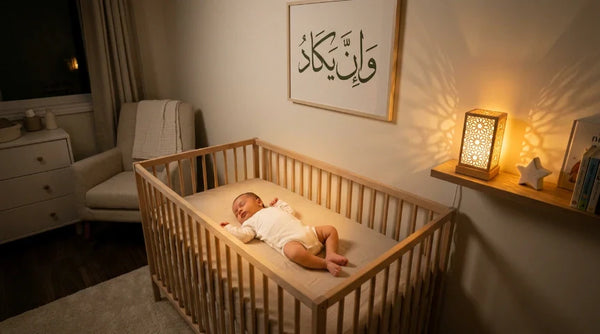 Bébé endormi dans sa chambre protégée par une veilleuse coranique lumière ambrée — Tendre Veilleuse