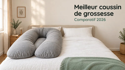 Meilleur coussin de grossesse : comparatif 2026, coussin en U gris posé dans un lit de 140, Tendre Veilleuse