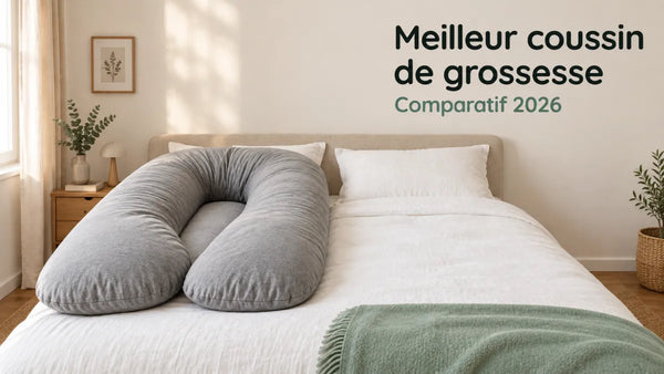Meilleur coussin de grossesse : comparatif 2026, coussin en U gris posé dans un lit de 140, Tendre Veilleuse