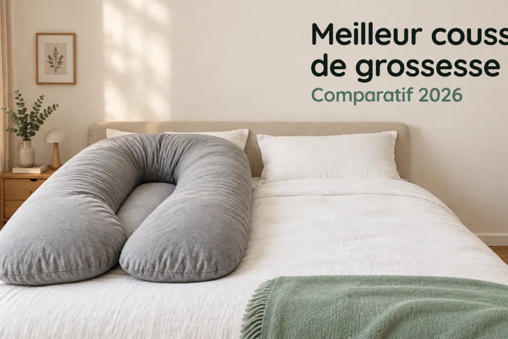 Meilleur coussin de grossesse : comparatif 2026, coussin en U gris posé dans un lit de 140, Tendre Veilleuse