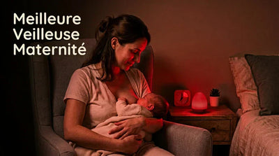 Maman qui allaite son nouveau-né la nuit sous veilleuse lumière rouge, chambre cocooning fond beige chaud — Tendre Veilleuse
