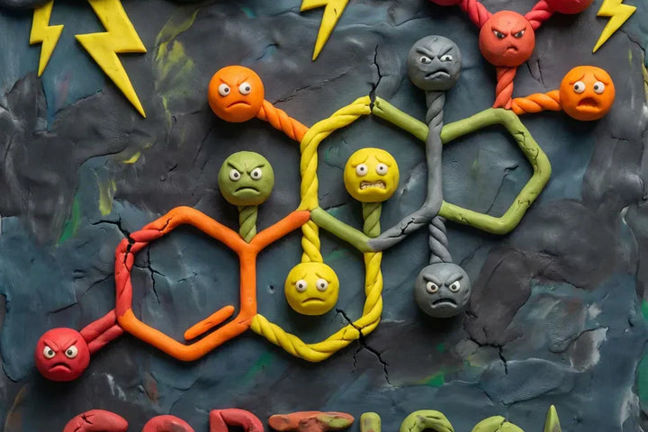 Illustration en pâte à modeler de la molécule de cortisol, l'hormone du stress. Les atomes sont représentés par des visages en colère sur un fond d'orage menaçant avec des éclairs, et le mot CORTISOL est inscrit en bas en lettres d'argile.
