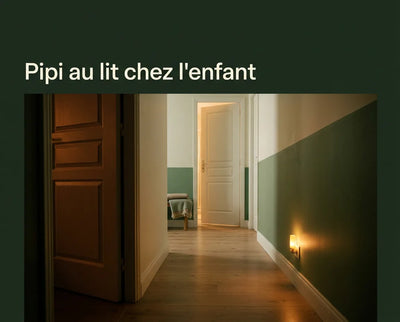 Couloir de maison éclairé faiblement la nuit par une veilleuse chaude au sol, porte de chambre entrouverte, Tendre Veilleuse