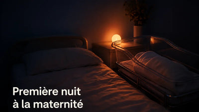 Première nuit à la maternité : berceau d'hôpital éclairé par une veilleuse rouge posée sur la tablette — Tendre Veilleuse