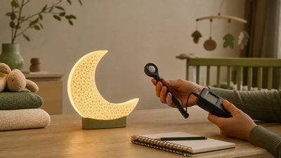 Thomas expert sommeil teste une veilleuse coranique lune avec luxmètre en chambre bébé Tendre Veilleuse