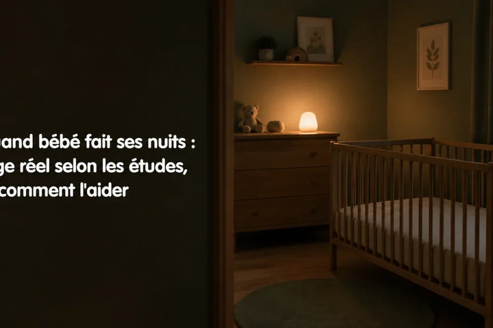 Chambre de bébé la nuit éclairée par une petite veilleuse chaude, lit à barreaux dans la pénombre, Tendre Veilleuse