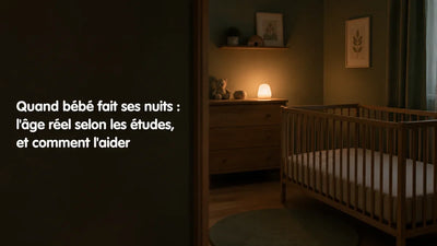Chambre de bébé la nuit éclairée par une petite veilleuse chaude, lit à barreaux dans la pénombre, Tendre Veilleuse