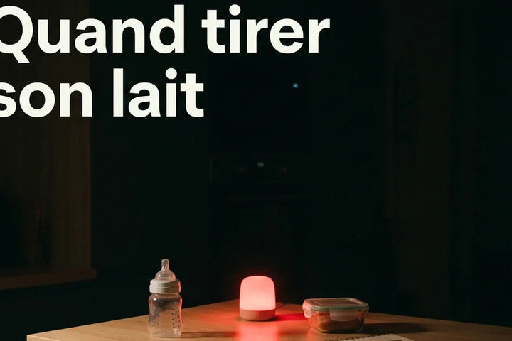 Matériel pour tirer son lait la nuit posé sur un plan de travail éclairé par une veilleuse rouge, Tendre Veilleuse